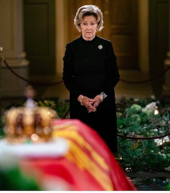 Sonia de Noruega despidiéndose de Harald V