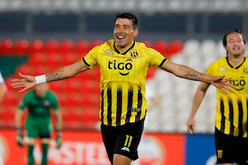 En la imagen, el futbolista Edgar Benítez, durante su etapa como jugador de Guaraní en 2020. EFE/Nathalia Aguilar/Archivo