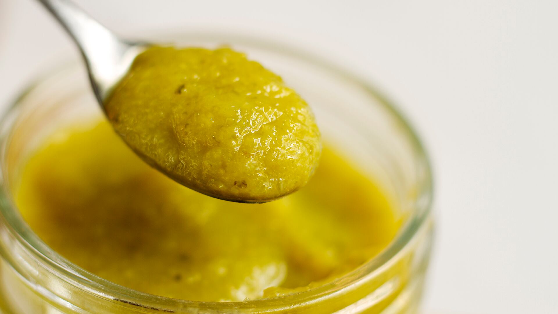 La mayoría de los chefs coinciden en que la clave para una buena vinagreta es la mostaza Dijon (Freepik)