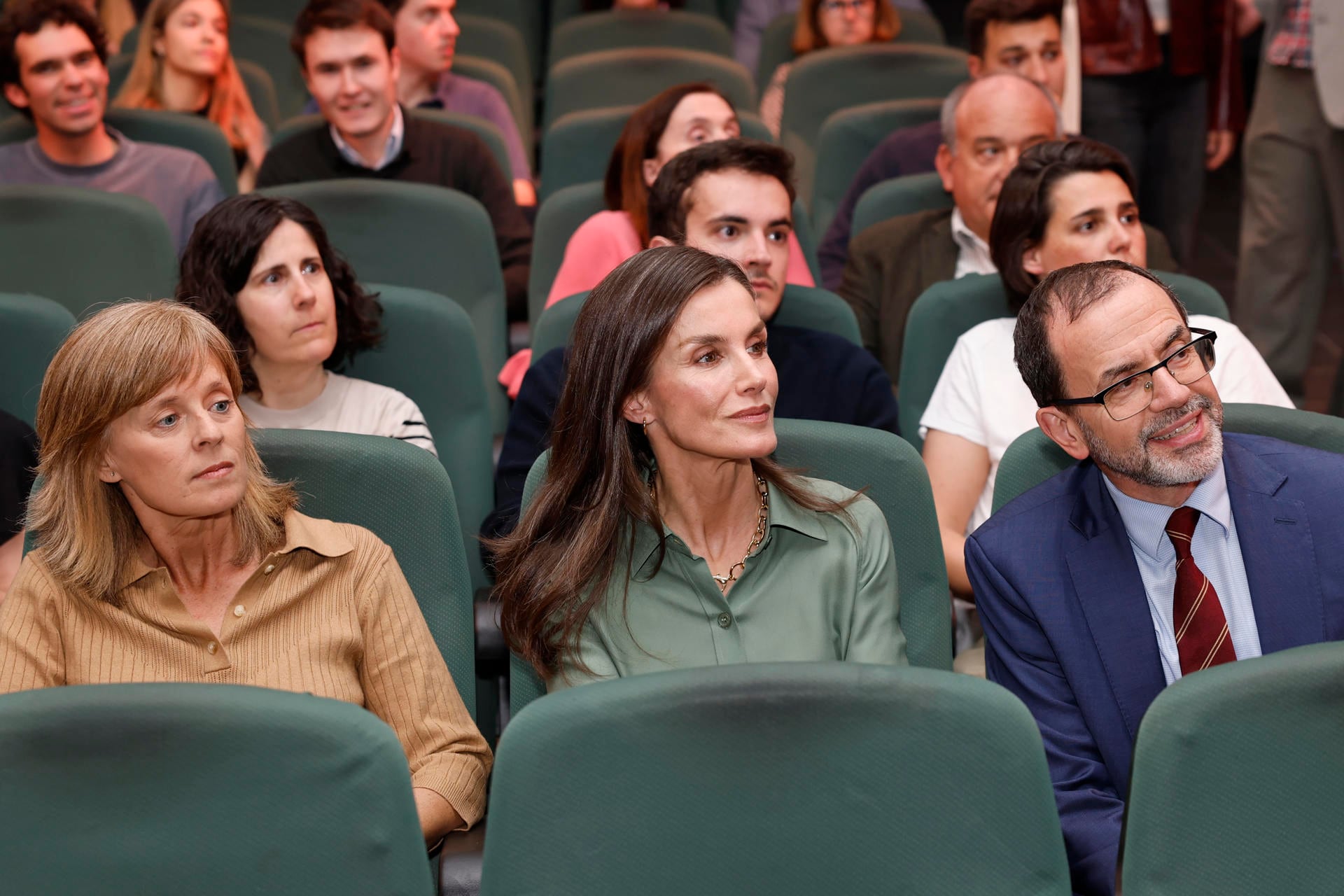 La reina Letizia (c) asiste al estreno del documental