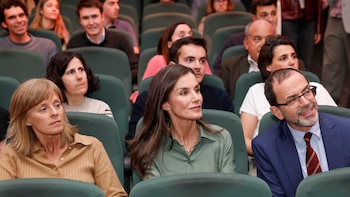 La reina Letizia rompe el protocolo y aparece por sorpresa en un homenaje a las víctimas de ETA: su ‘look’ casual y un llamativo collar