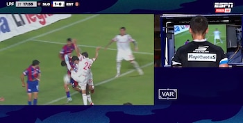 La brutal patada de Tomás Palacios a Nicolás Tripichio que le valió la expulsión (Captura de video)