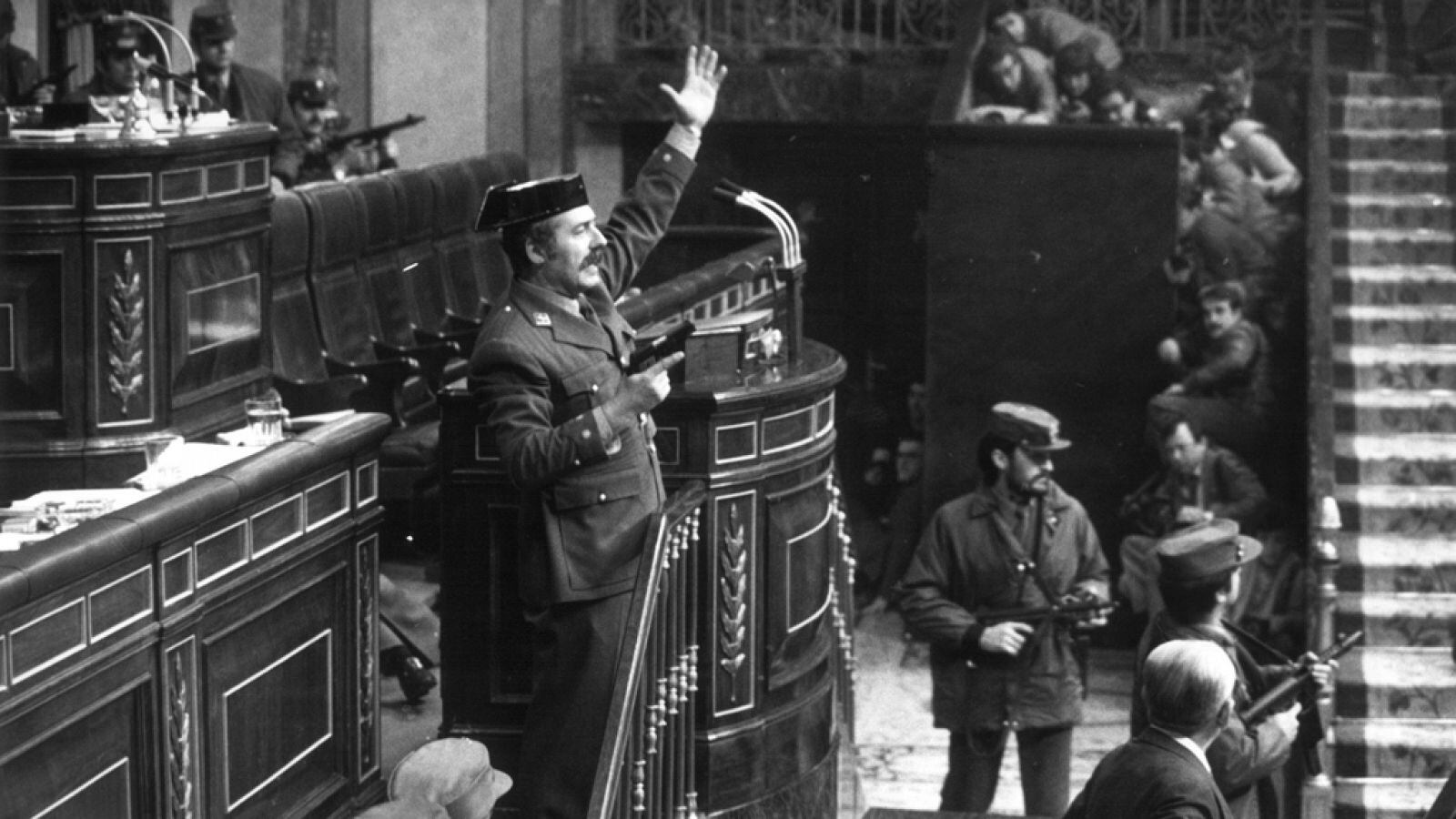El teniente coronel de la Guardia Civil, Antonio Tejero, entró al Congreso de los Diputados para llevar a cabo el intento de golpe de Estado el 23 de febrero de 1981