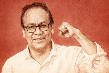 Ilustración estilo lápiz a mano alzada de un hombre sonriendo con gafas y una camisa clara, levantando el puño izquierdo, sobre un fondo rojo con textura.