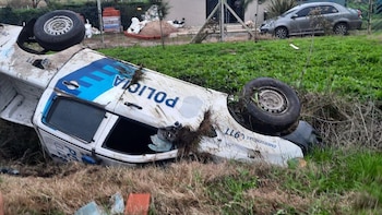 Un patrullero volcó en La Plata durante una persecución y terminó en una zanja: hay tres detenidos