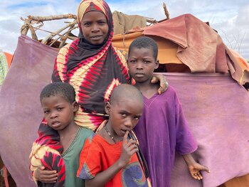 Bushiya Farah, junto a sus