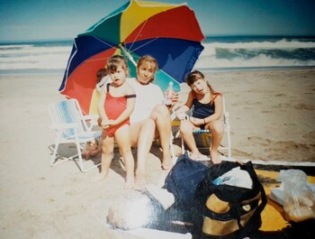 Coca en la playa, junto