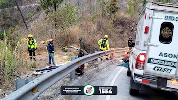 Guatemala: Un microbús cae a barranco en ruta entre Tecpán y Quiché y deja al menos tres fallecidos
