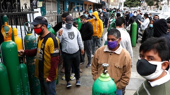 Largas filas en Perú para