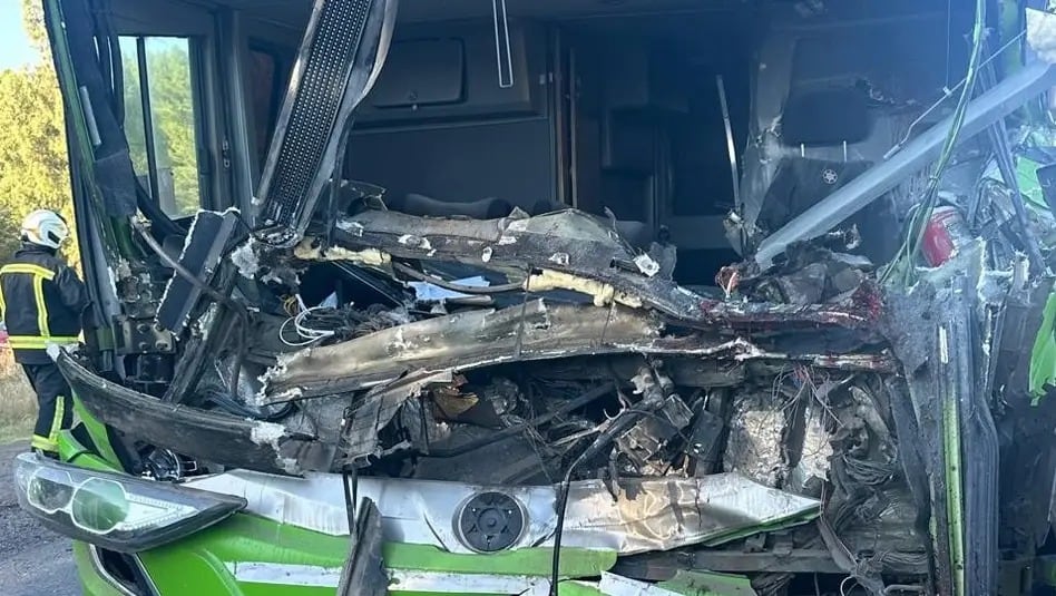 El conductor del colectivo, Marcelo Miguel Cepeda, falleció en el lugar debido a la violencia del impacto