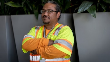Michael Mata comenzó en una cuadrilla de limpieza de carreteras de Chrysalis y ascendió hasta supervisar a seis trabajadores en el área de Glendale (Foto: Los Angeles Times)