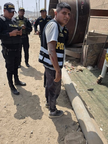 Policía herido: un efectivo resultó lesionado por impacto de arma de fuego.