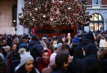 Una multitud camina por Covent