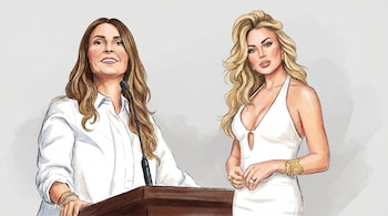 Ilustración de dos mujeres. Una mujer con cabello castaño en un podio con micrófono, viste camisa blanca. Otra mujer rubia con un vestido blanco y joyas.