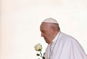 El Papa Francisco asiste a