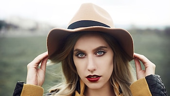 Los sombreros no solo protegen del clima, también aportan estilo y elegancia a cualquier look (Getty)