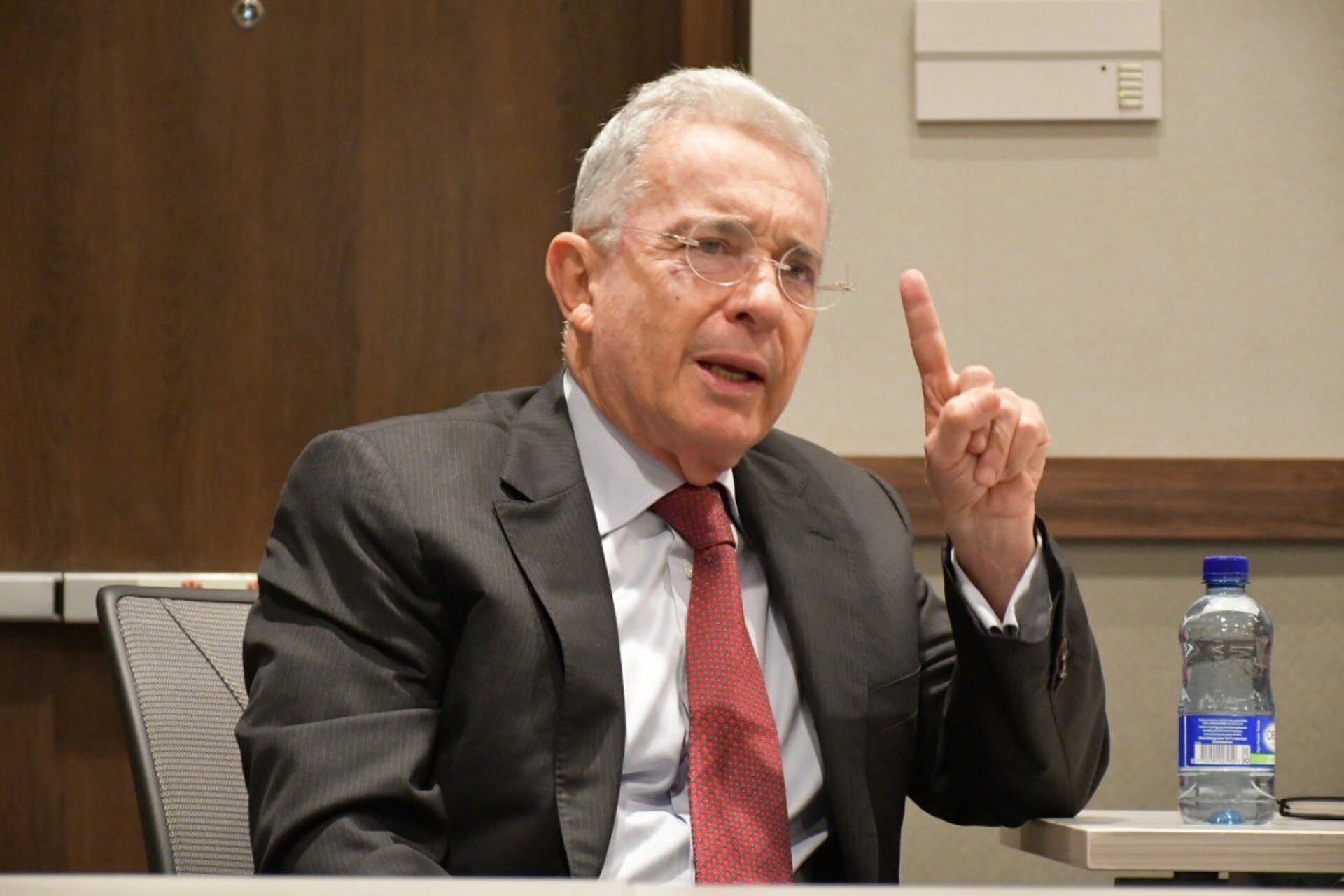 La paralización del proceso contra el fiscal Álvaro León Polo por presunto abuso de autoridad resalta tensiones en la gestión de investigaciones sensibles y plantea interrogantes sobre la eficacia y legitimidad del sistema de justicia - crédito Centro Democrático