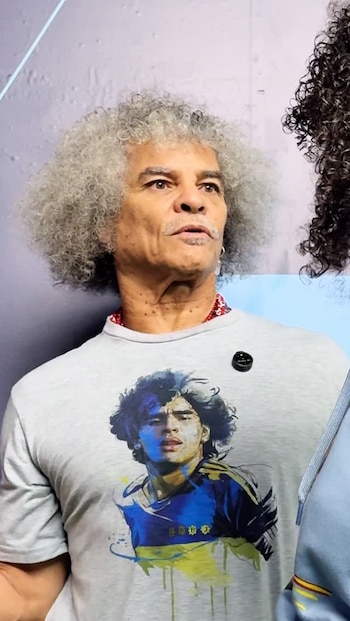 El cabello de Carlos Valderrama fue objeto de comentarios, críticas y presiones desde sus primeros años como profesional - crédito pibevalderramap / Instagram