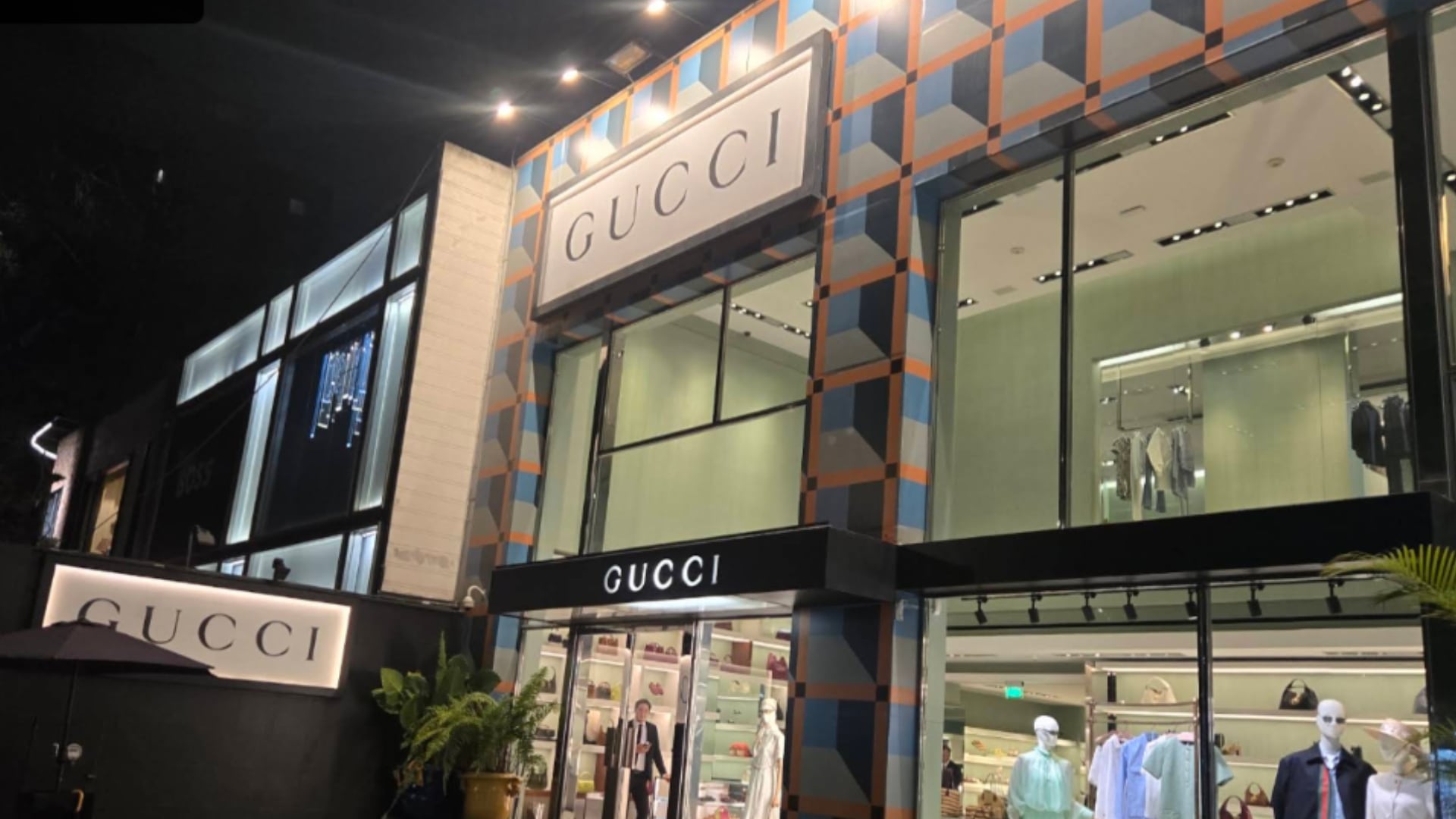 Sujetos armados asaltan tienda Gucci en Polanco y escapan con mercancía de lujo