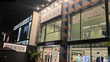 Sujetos armados asaltan tienda Gucci en Polanco y escapan con mercancía de lujo