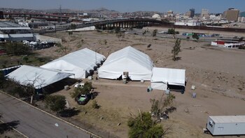Gobierno de México abre albergue junto al sitio donde murieron 40 migrantes por incendio