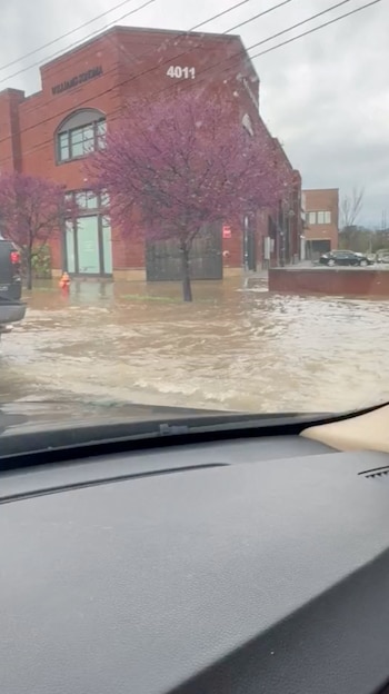 Inundaciones desbordan ríos y carreteras, afectando corredores logísticos clave y la cadena de suministro en rutas como Louisville y Memphis. (Mitchell Despot/via REUTERS)