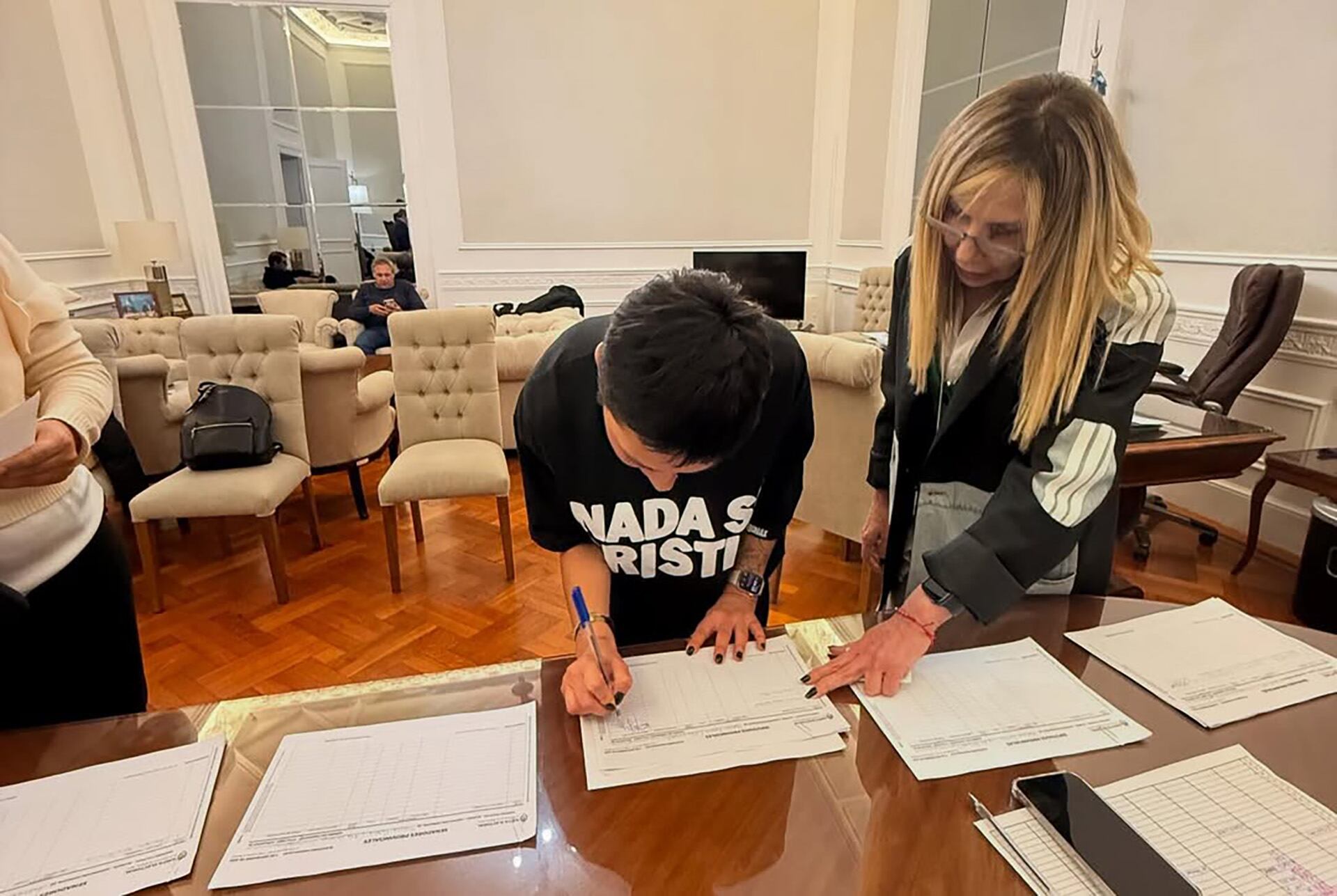 Mayra Mendoza al momento de firmar su candidatura como diputada provincial por la Tercera sección electoral