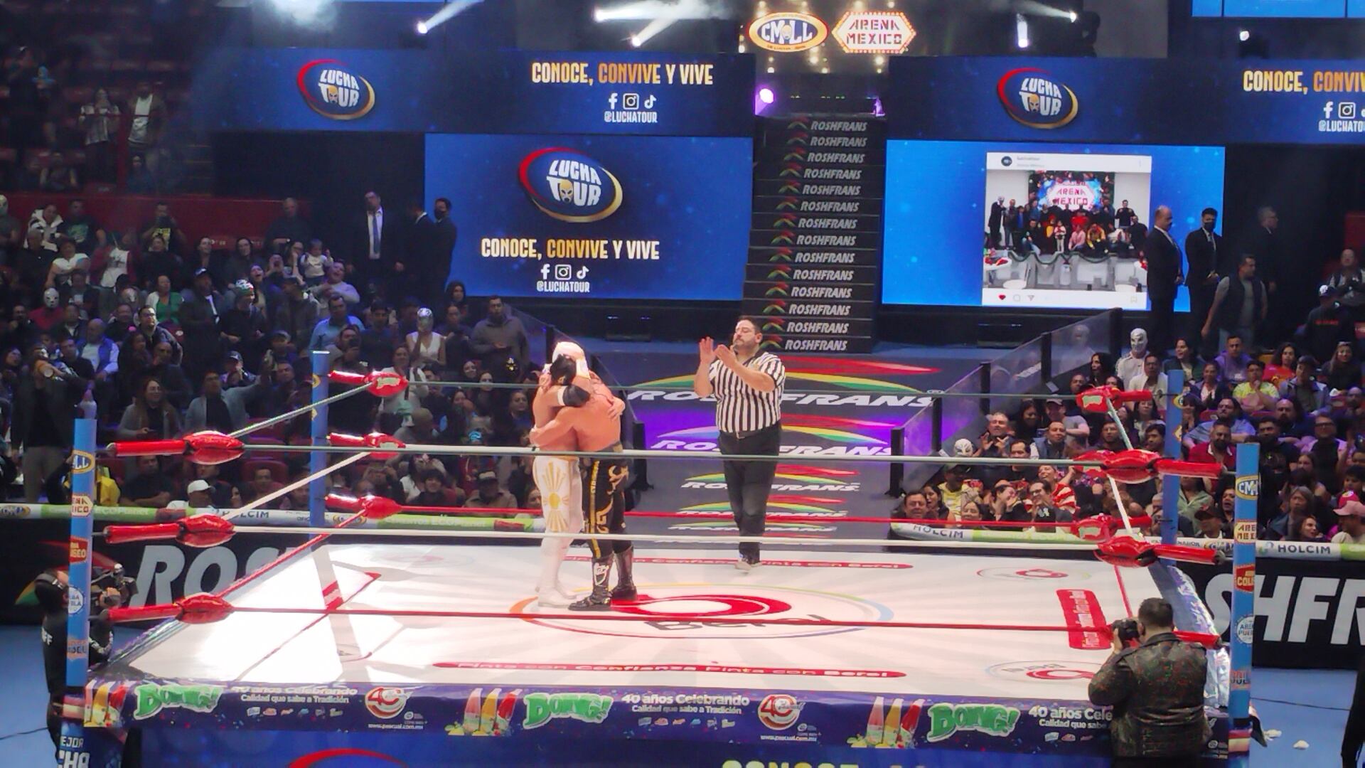 Al final, los dos gladiadores se enfundieron en un abrazo como símbolo de respeto. (Foto: Jesús Flores Beltrán)