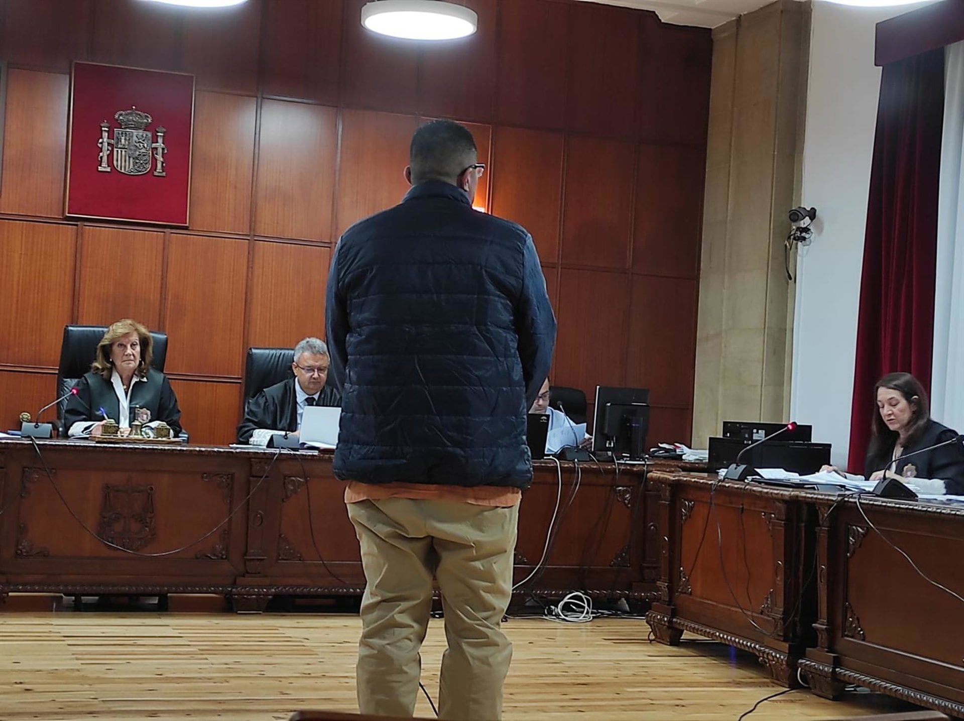20/10/2026 Se enfrenta a 15 años de cárcel tras ser juzgado en Jaén acusado de agredir sexualmente a un menor. JAÉN, 14 (EUROPA PRESS) La Fiscalía de Jaén ha solicitado una pena de 15 años de prisión para un hombre de 46 años, acusado de un delito de agresión sexual a un menor de 13 años. Los hechos, según se ha puesto de manifiesto en el juicio celebrado este martes en la Audiencia de Jaén, ocurrieron en el domicilio que el procesado compartía con el abuelo de la víctima. Los hechos tuvieron lugar durante la noche del 20 al 21 de julio de 2024. El menor se encontraba pasando la noche en la vivienda de su abuelo. El acusado residía en el mismo inmueble y, como ha declarado en el juicio, conocía al menor desde que nació, aunque ha apuntado que desconocía su edad. El Ministerio Fiscal mantiene que, sobre las 3,00 horas del 21 de julio, el procesado aprovechó que el abuelo del menor había salido a pasear al perro para quedarse a solas con la víctima. Aprovechando que estaban solos, el acusado habría sometido al menor a prácticas de índole sexual. El menor logró salir a la calle con la excusa de que tenía que acudir al aseo y pidió auxilio de inmediato entre llantos a los viandantes, manifestando que había sido violado, momento en el que se personó una patrulla de la Policía Local. La declaración del menor se ha reproducido en el juicio mediante prueba preconstuida. Tras lo ocurrido, el menor declaró en sede judicial que el acusado iba