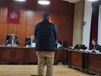 20/10/2026 Se enfrenta a 15 años de cárcel tras ser juzgado en Jaén acusado de agredir sexualmente a un menor.
JAÉN, 14 (EUROPA PRESS)
La Fiscalía de Jaén ha solicitado una pena de 15 años de prisión para un hombre de 46 años, acusado de un delito de agresión sexual a un menor de 13 años. Los hechos, según se ha puesto de manifiesto en el juicio celebrado este martes en la Audiencia de Jaén, ocurrieron en el domicilio que el procesado compartía con el abuelo de la víctima.
Los hechos tuvieron lugar durante la noche del 20 al 21 de julio de 2024. El menor se encontraba pasando la noche en la vivienda de su abuelo. El acusado residía en el mismo inmueble y, como ha declarado en el juicio, conocía al menor desde que nació, aunque ha apuntado que desconocía su edad.
El Ministerio Fiscal mantiene que, sobre las 3,00 horas del 21 de julio, el procesado aprovechó que el abuelo del menor había salido a pasear al perro para quedarse a solas con la víctima. Aprovechando que estaban solos, el acusado habría sometido al menor a prácticas de índole sexual.
El menor logró salir a la calle con la excusa de que tenía que acudir al aseo y pidió auxilio de inmediato entre llantos a los viandantes, manifestando que había sido violado, momento en el que se personó una patrulla de la Policía Local.
La declaración del menor se ha reproducido en el juicio mediante prueba preconstuida. Tras lo ocurrido, el menor declaró en sede judicial que el acusado iba "bastante borracho" y que le conocía desde hacía años por ser "amigo de la familia".
Por su parte, el acusado ha negado lo ocurrido ante el tribunal. Ha afirmado que esa noche "había bebido mucho" y que se quedó dormido nada más meterse en la cama. Ha añadido que solo se acuerda de que fue la policía la que entró en su habitación y le despertó para seguidamente detenerlo.
"Yo no le hice nada de eso. A mí esas cosas no me gustan", ha afirmado el acusado, que tampoco ha sabido dar una explic