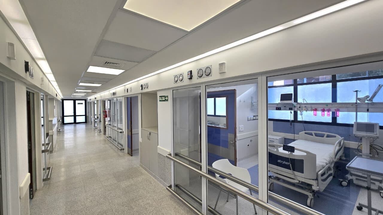 El Hospital Fernández renovó su Unidad de Terapia Intensiva con tecnología de última generación y espacios diseñados para optimizar la atención de pacientes críticos. (GCBA)