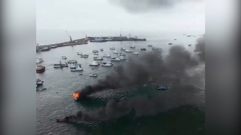 Imponente incendio en un puerto de la ciudad ecuatoriana de Manta: 35 embarcaciones fueron afectadas por el fuego