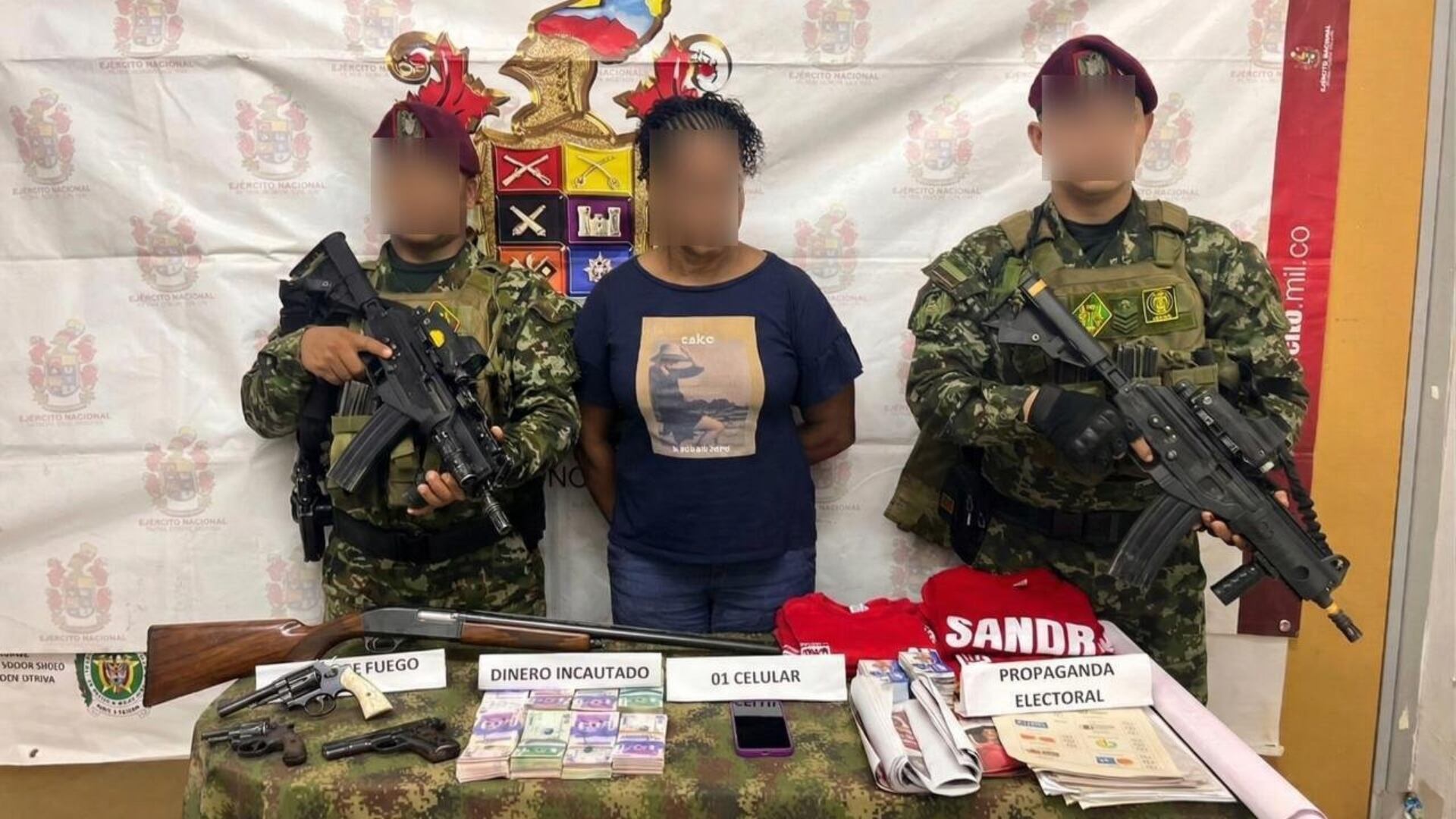 En un operativo conjunto realizado en el corregimiento de Opogodó, municipio de Condoto, Chocó, fue capturada una presunta integrante del Clan del Golfo, a quien le incautaron armas de fuego, 45 millones de pesos en efectivo y abundante material de propaganda política vinculado a un aspirante electoral - crédito @Ejercito_Div7/ X