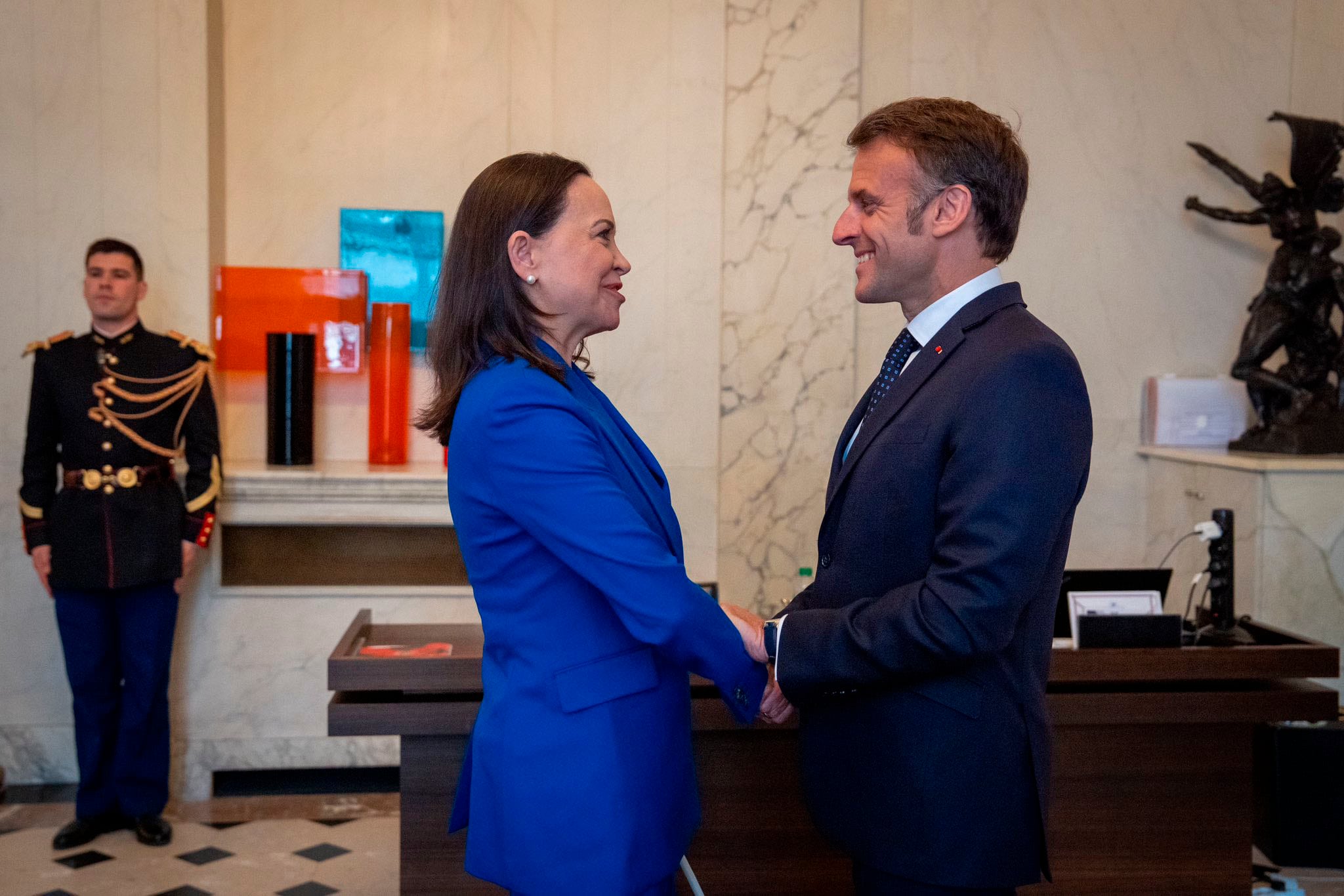 El presidente francés, Emmanuel Macron, recibió este lunes en el Palacio del Elíseo a la líder opositora venezolana María Corina Machado (EFE/Red social X de Macron)