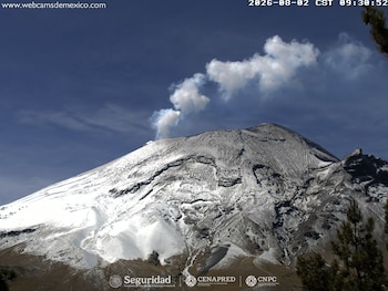 Volcán con nieve y fumarola, cielo azul con nubes, árboles, texto webcamsdemexico.com, fecha 2026-08-02 CST 09:30:52, logos de Seguridad, CENAPRED y CNPC
