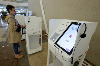 Un votante frente a un