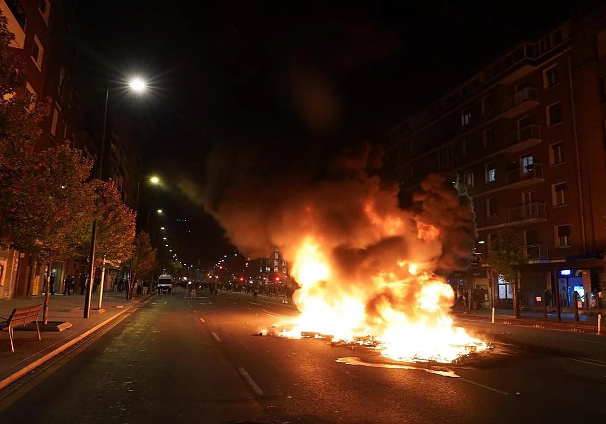 “Espeluznantes” altercados en Bilbao con unos 20 detenidos: encapuchados saquean comercios y queman contenedores y vehículos