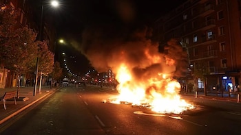 “Espeluznantes” altercados en Bilbao con unos 20 detenidos: encapuchados saquean comercios y queman contenedores y vehículos