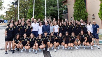 28/08/2026 El presidente de la Real Federación Española de Fútbol (RFEF) junto a las árbitras de la Liga F y miembros de la Asociación Española de Árbitros de Fútbol (AESAF)..
La Asociación Española de Árbitros de Fútbol (AESAF) puso en valor este viernes la labor y preparación del colectivo arbitral femenino ante el inicio de la Liga F Moeve 2026-27, una competición que cada vez es "más exigente" y cuyo crecimiento pasa también por el de "su arbitraje".
ESPAÑA EUROPA MADRID DEPORTES
AESAF