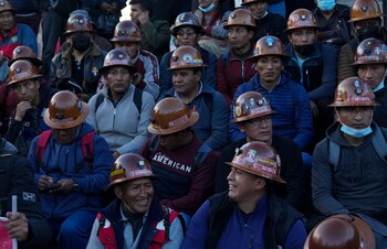 Mineros descansando después de una
