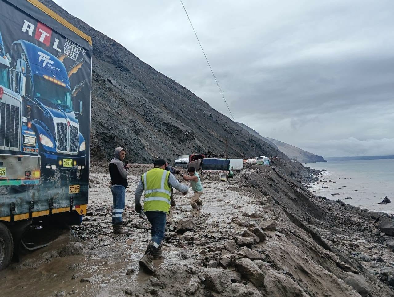 La Panamericana Sur permanece bloqueada por el arrastre de lodo y rocas tras un huaico causado por la DANA Aníbal en Arequipa, con vehículos varados. (Diario El Pueblo)
