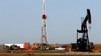 El petróleo cerró casi sin cambios mientras el mercado espera un acuerdo para reabrir el estrecho de Ormuz