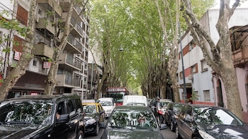 La Cámara de La Plata concluyó que dejar el auto con las llaves puestas a la vista en una zona transitada constituye una conducta culposa, pero no culpa grave. (Foto de archivo: Shutterstock)
