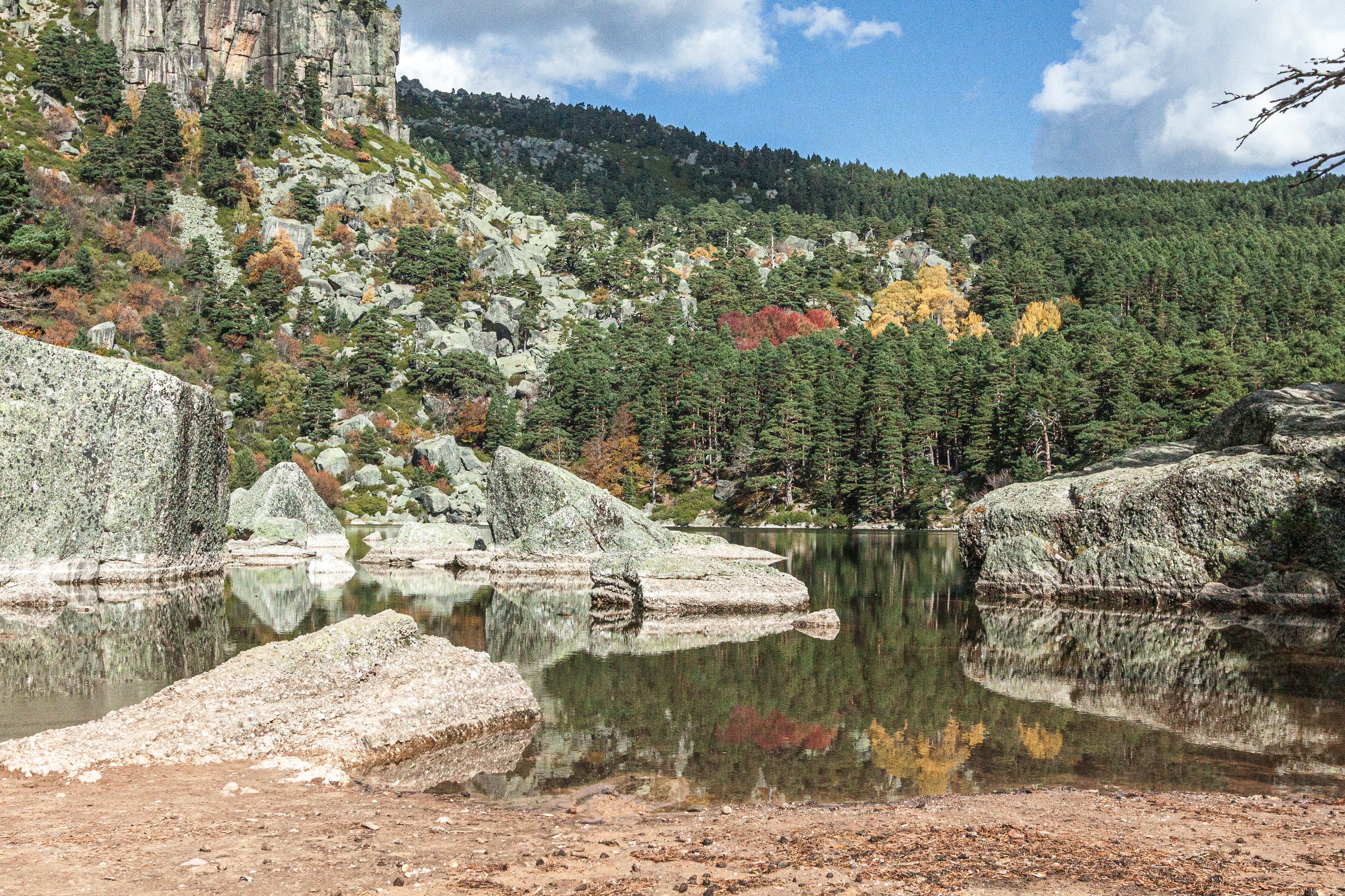 La ruta de senderismo de la Laguna Negra (Adobe Stock).