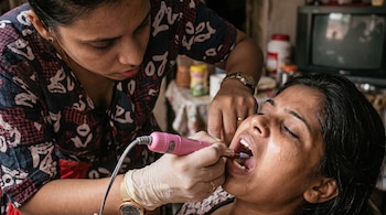 Una familiar describe una guardia sin insumos ni analgésicos y el regreso sin receta. La escena termina en una improvisación doméstica que expone una urgencia desatendida (Imagen ilustrativa Infobae)