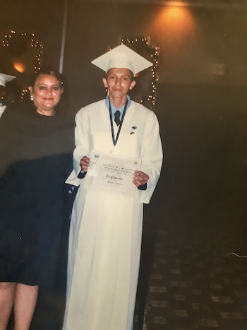 Steeven Lara en su graduación de noveno grado, junto a su madre Irene Guadalupe Pineda. (Foto: cortesía)