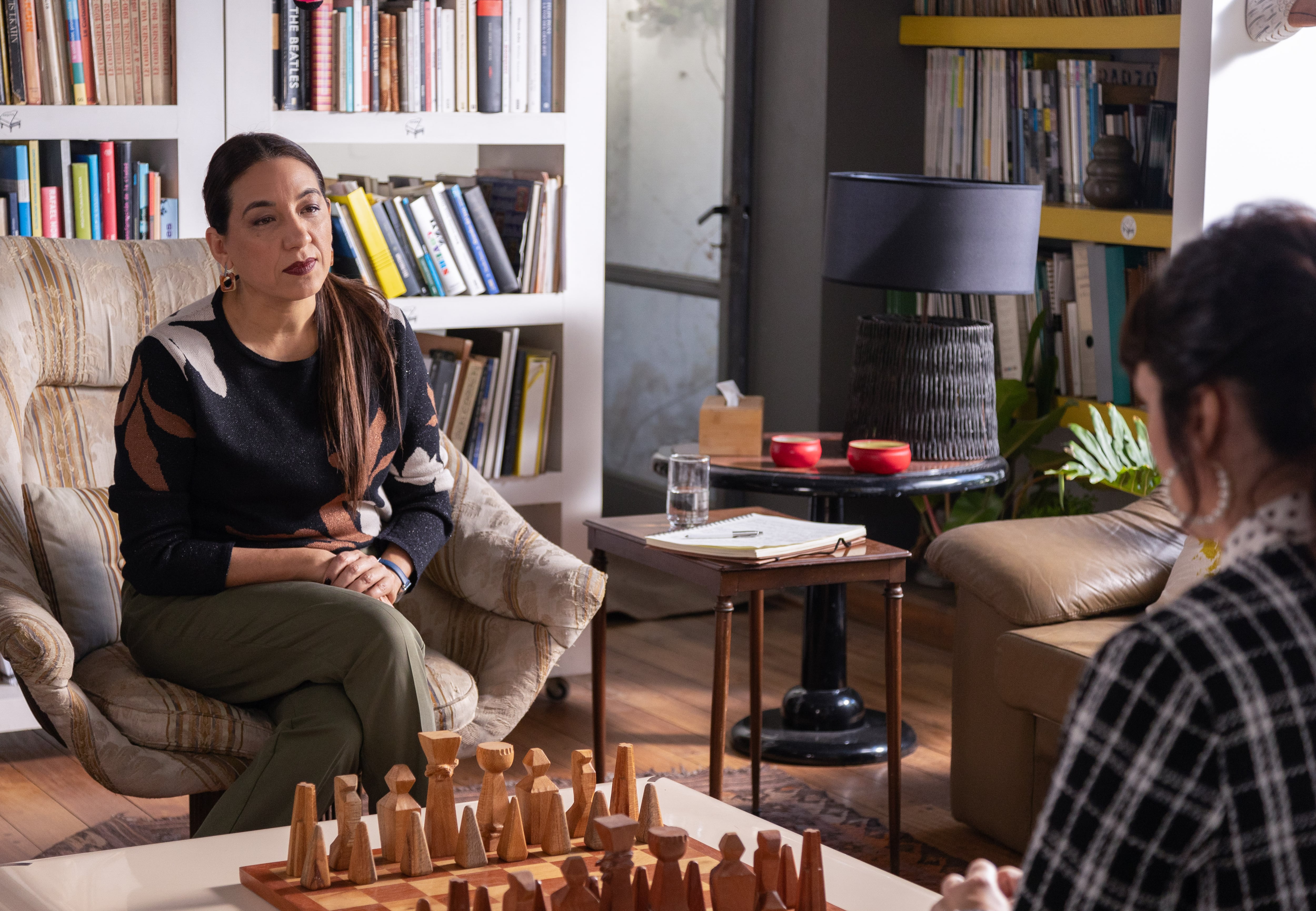 Envidiosa S2. (L to R) Lorena Vega as Fernanda, Griselda Siciliani as Vicky in Envidiosa S2. Cr. Alina Schrwarcz / Netflix ©️2025