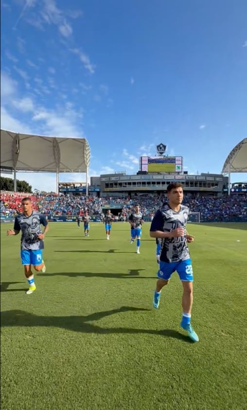 Cruz Azul entrena en la cancha antes del encuentro. (X/ @CruzAzul)