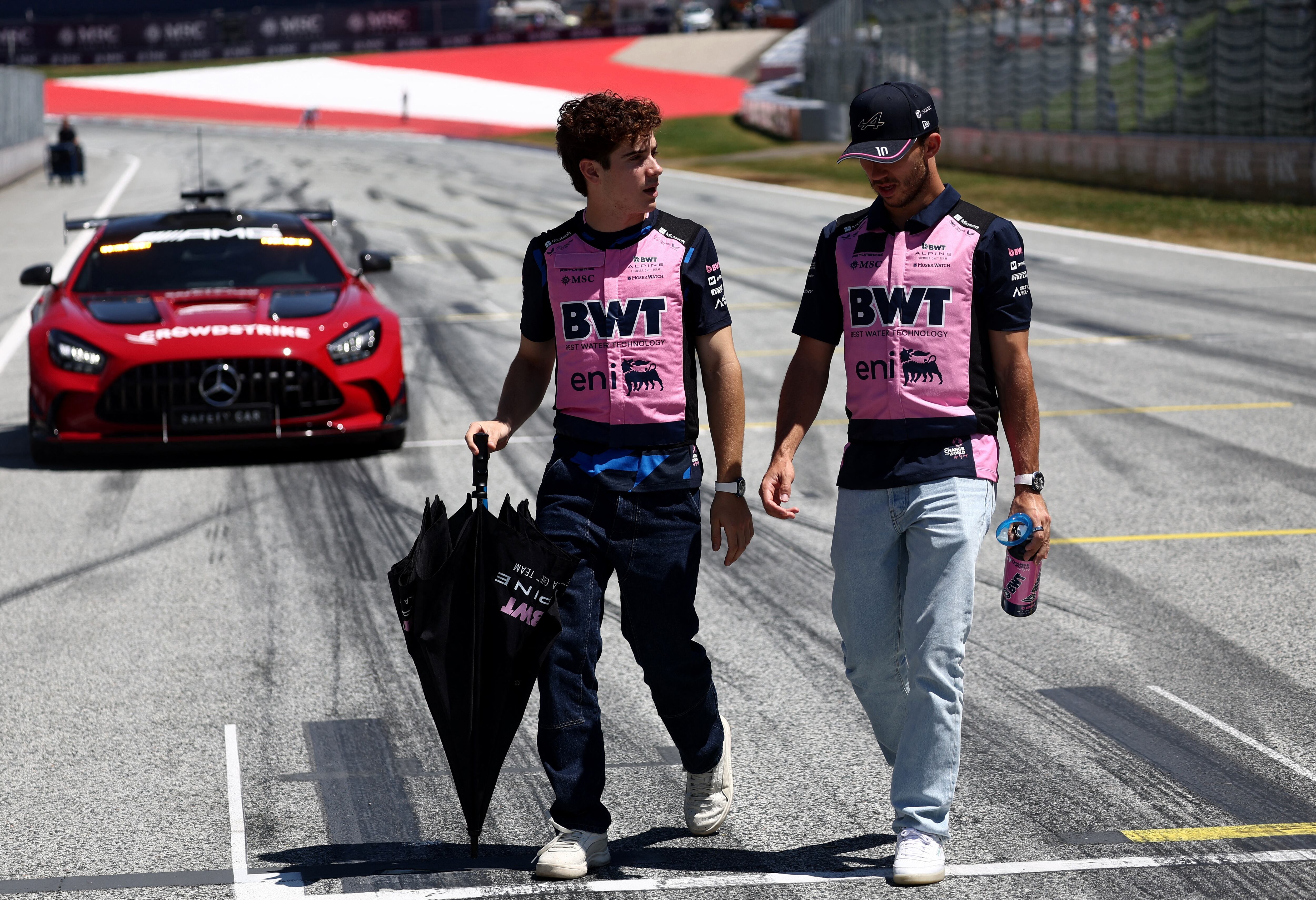 El chaleco refrigerante que los pilotos suelen utilizar en varios Grandes Premios a lo largo de la temporada (REUTERS/Jakub Porzycki)
