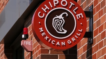 Chipotle retira jalapeños en parte de sus restaurantes en EE. UU. por un posible brote de salmonela